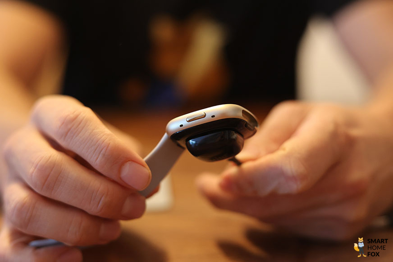 Видно, как заряжаются Fitbit Sense 2.